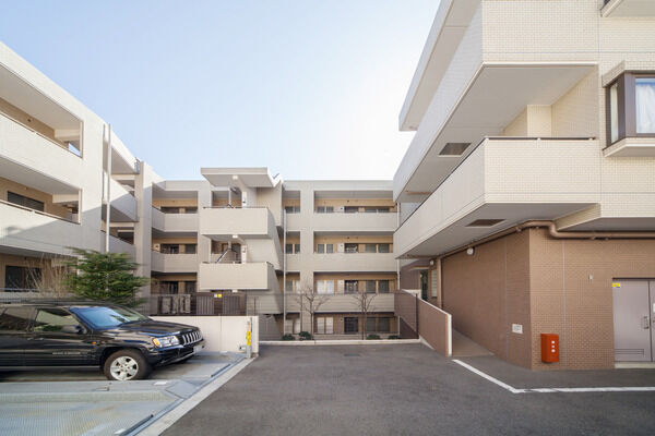 敷地内に3段式とパズル式合わせて27台分の駐車スペースを用意。