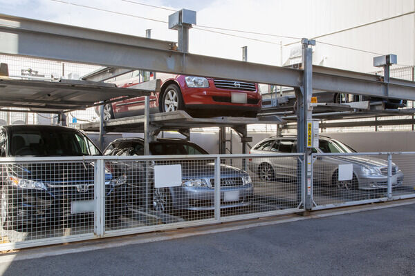 車室が上下左右に移動するパズル式立体駐車場は18台を収容。
