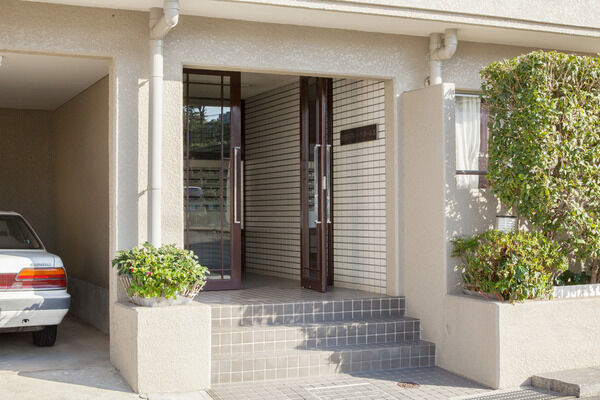 エントランスはオートロックシステムを採用。