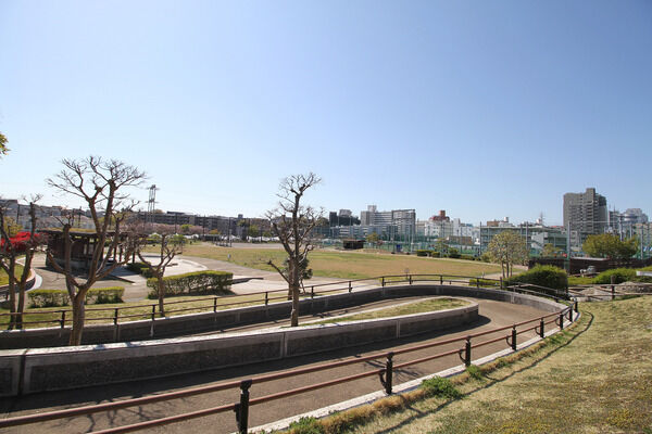 鷺沼ふれあい広場　現地より約100m