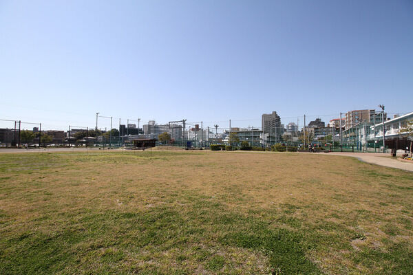 鷺沼ふれあい広場　現地より約100m