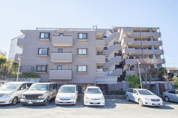 敷地内駐車場は地階・地上を合わせて22台を収容。敷地外を合わせて全戸分を用意。