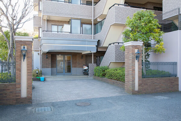 敷地外にも14台分の駐車場を用意。国道246号に近く、車のアクセスも良好です。