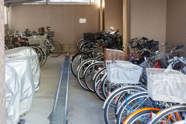 駐輪場は全45戸分のスペースを確保。自転車を雨風から守る屋根付きです。