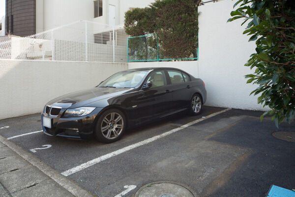 駐車場は3台分を用意。東名高速道路川崎I.Cまで約2.5㎞です。		