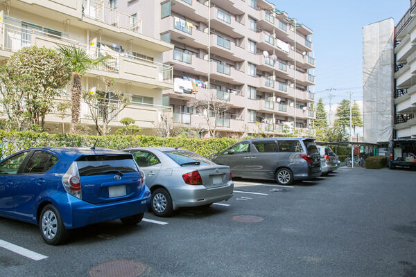 敷地内に、17台収容の駐車場、50台収容の駐輪場を設置。