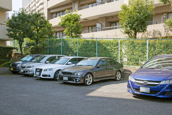 15台収容の自動車駐車場は、敷地内に設置されています。		
