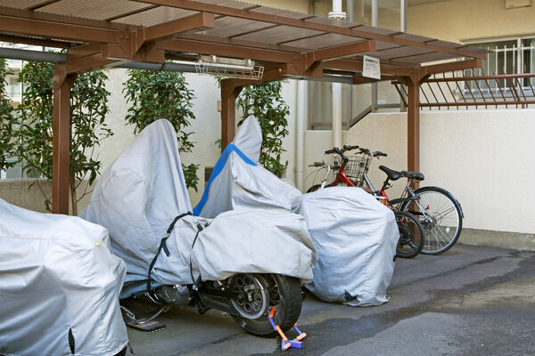 自転車駐輪場・バイク置き場は敷地内に設置されています。		