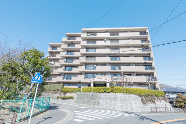 【新百合ヶ丘五月台パークホームズ】淡いベージュの外観が、緑豊かな街並みに映えます。 【新百合ヶ丘五月台パークホームズ】淡いベージュの外観が、緑豊かな街並みに映えます。