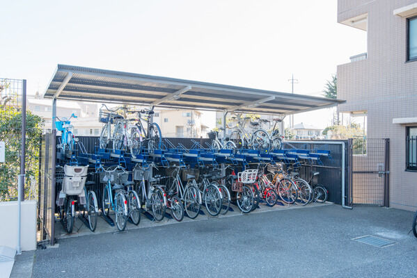 自転車置き場は2段式で34台を収容。