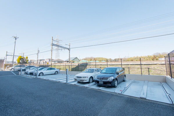 駐車場は敷地内に27台、敷地外に6台分を用意。