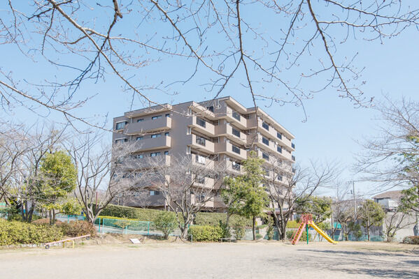 道を挟んで公園に隣接。子育てに嬉しい環境です。