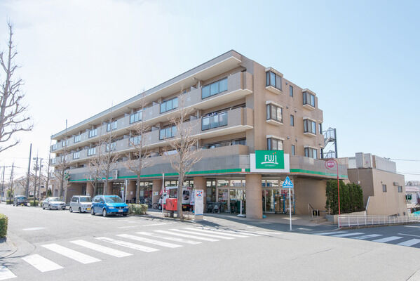 スーパーマーケット「FUJI」まで約450m（徒歩6分）。