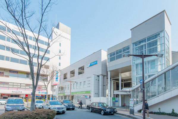 小田急電鉄小田原線「新百合ヶ丘」駅は、徒歩8分。 小田急電鉄小田原線「新百合ヶ丘」駅は、徒歩8分。