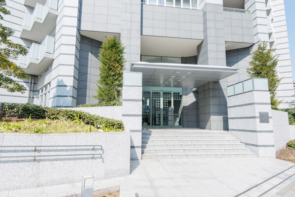 【プライムアリーナ新百合ヶ丘】2層吹き抜けの風格あるグランド（メイン）エントランス。