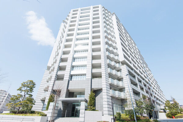 【プライムアリーナ新百合ヶ丘】統一感のある幾何学的デザインがシャープな印象を与えます。