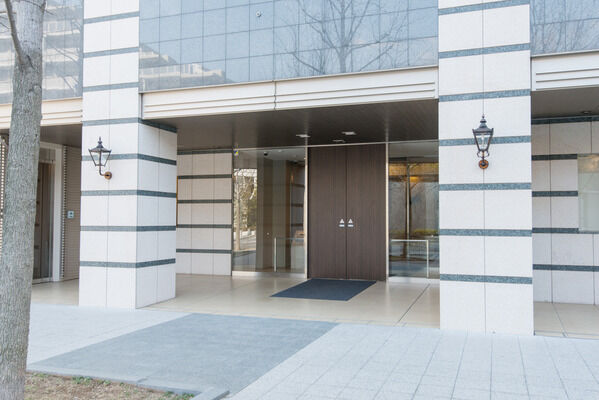 両脇のガス灯がおしゃれなエントランス。