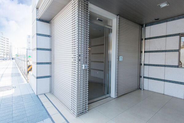 駐輪場。セキュリティを考え、入口にはドアが付けられています。