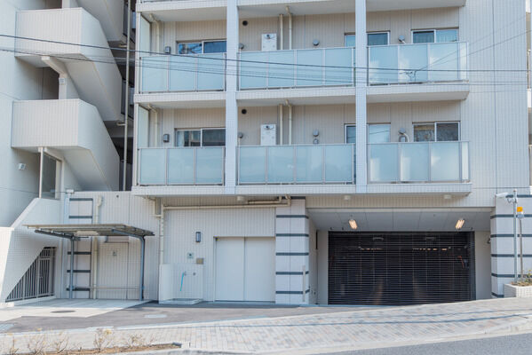 敷地内には、84台分の駐車場、166台分の駐輪場を設置。