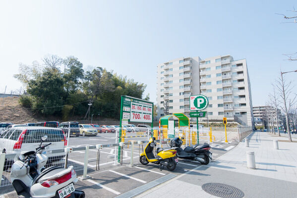 コインパーキングが隣接。車での来客も安心です。