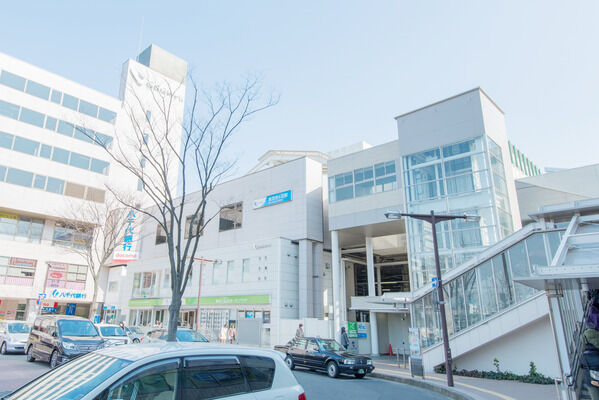 小田急電鉄小田原線「新百合ヶ丘」駅は、徒歩7分。