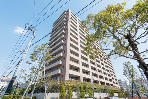 温かみのあるアースカラーの配色。敷地内にも緑が豊富です。 温かみのあるアースカラーの配色。敷地内にも緑が豊富です。