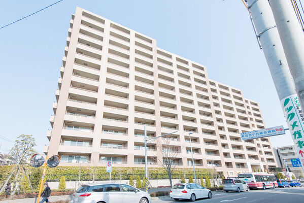 【シーズンアリーナ新百合ヶ丘】バルコニーはワイドサッシュ採用で、陽光がたっぷりと降り注ぎます。