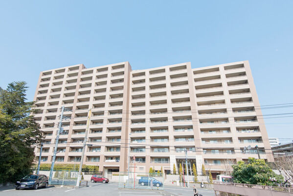 【シーズンアリーナ新百合ヶ丘】住戸は南東向きまたは南西向きです。写真は南西向き住戸。