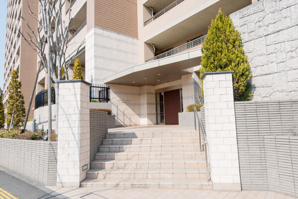 石積み風の壁と門柱、シンボルツリーがオーナーとゲストを優しく迎え入れます。