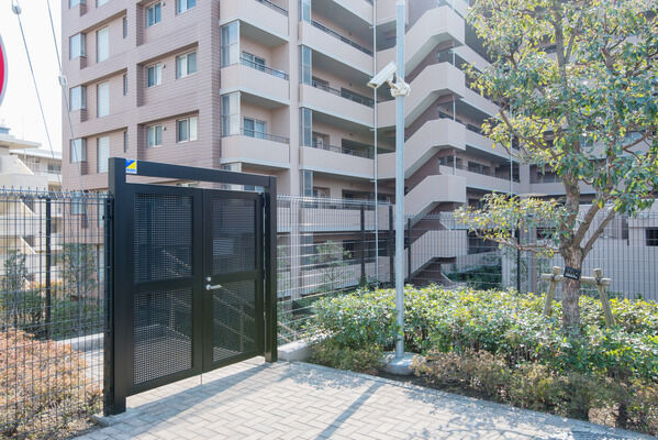 建物裏手にはセキュリティに配慮したサブエントランスがあります。