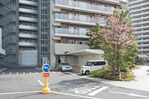 入口の前で車を止められるロータリーがあり、雨の日の買い物なども安心。		