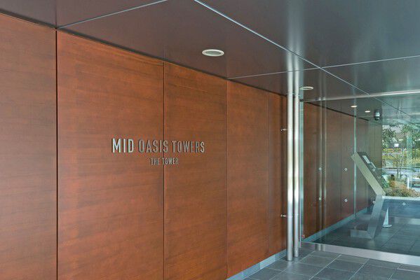 建物は免震構造が採用され、家具の転倒などの二次災害も軽減。		