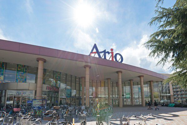 隣接する大型ショッピングモール「アリオ橋本」までは約160m（徒歩2分）。	