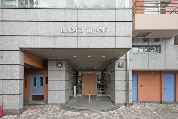 エントランス。気品ある佇まいと迎賓のしつらえ。		