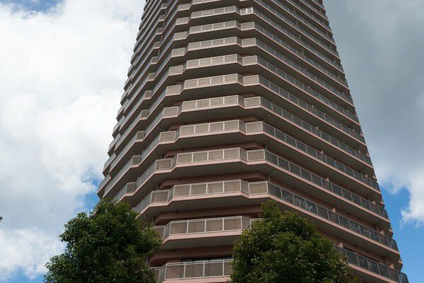 【グラントーレ橋本】低層棟は街の中心的な存在にふさわしい、親しみやすい外観デザイン。		