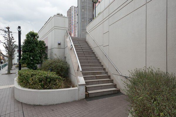 オープンスペースと居住スペースをはっきり分けた設計。		