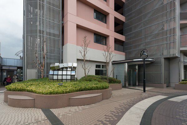 オープンスペースはベンチなどを設けて、人が集い語らえる場所に。		