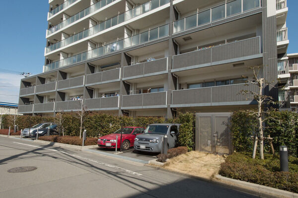 36台収容の駐車場を敷地内に設置。