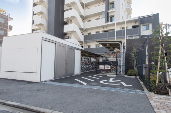 お体の不自由な方への駐車場を1台、70台収容の駐輪場を設置。