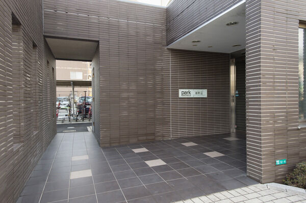 ひろびろと開放的なエントランスが、住居者とお客様をお出迎え。