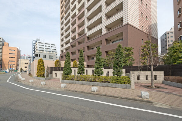 斬新な植栽デザインもアクセントに。四季の移り変わりを告げてくれます。