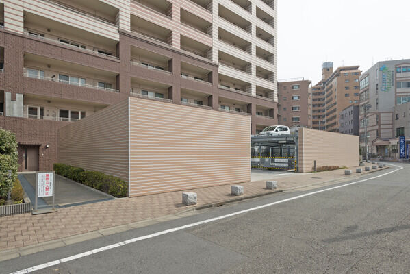 南側にある駐車場は、約130台を収容。