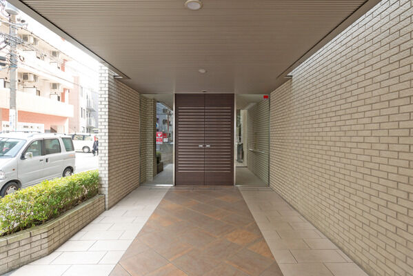 吹き抜けを配した贅沢感。デザイナーズホテルのようなエントランス。