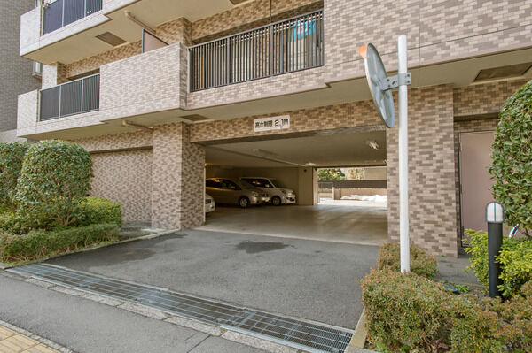 敷地内に14台の収容スペースを確保した駐車場入口。		