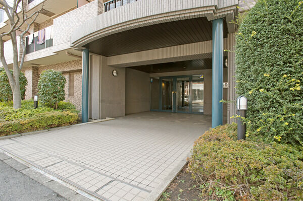 ゆったりとしたファサードデザインのエントランス。		