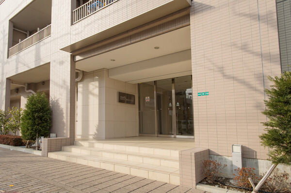 エントランス付近の植栽が、季節の移ろいを感じさせます。		