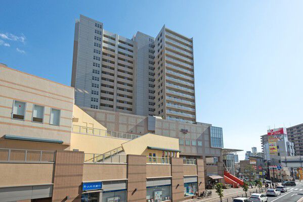 【グランタワー小田急相模原ル・ソレイユ】駅舎とのデザイン性も統一されており、駅上に建つ姿は周辺環境のシンボル的な存在。		