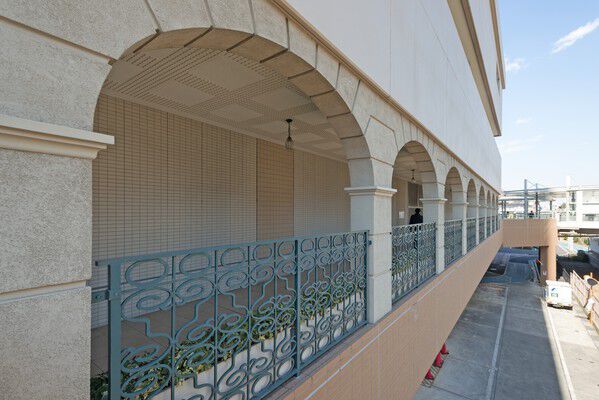 2階エントランスへと続くペデストリアンデッキからのアプローチ。		