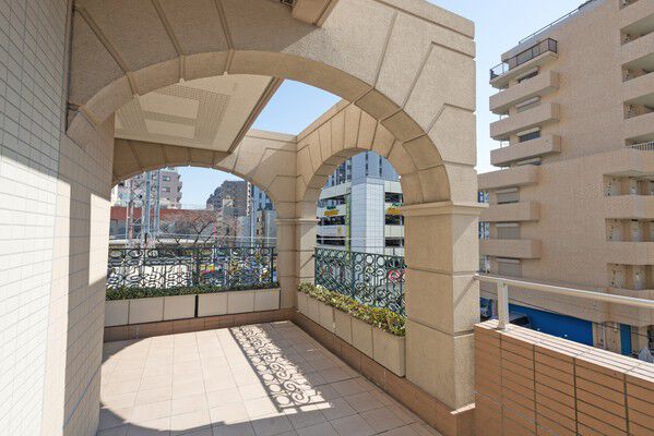 ペデストリアンデッキで駅と直結したダイレクトロケーション。		