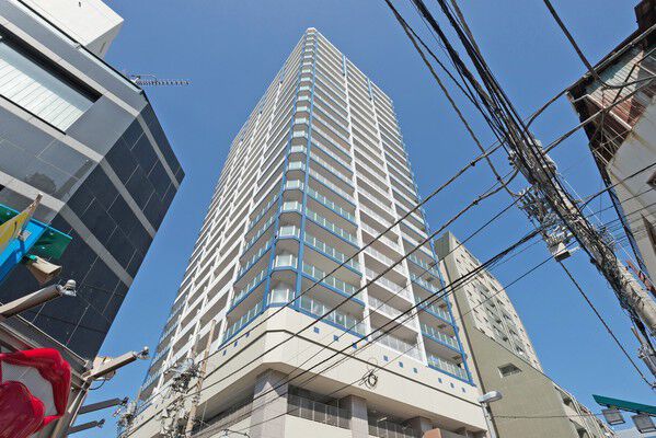 【セレストタワー湘南平塚】南西方向外観。コーナーと高層階のバルコニーに配されたブルーが街を明るくする。 【セレストタワー湘南平塚】南西方向外観。コーナーと高層階のバルコニーに配されたブルーが街を明るくする。